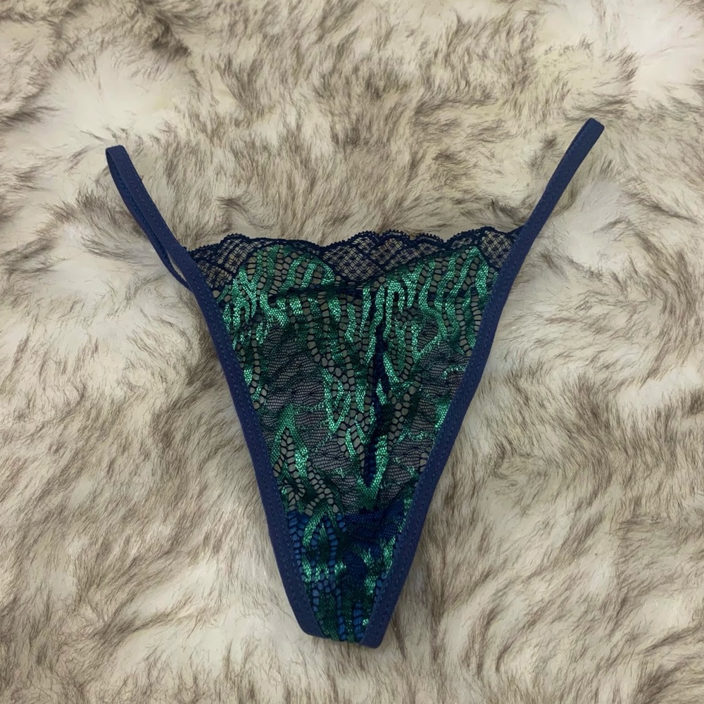 3/$15 Navy V-String Panty💙
